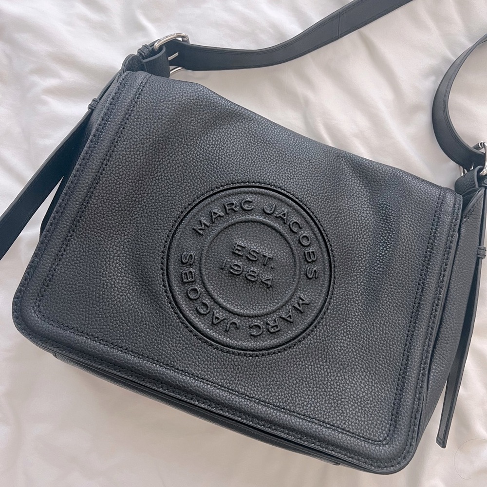 Marc Jacobs Black Messenger Bag Sleek Minimalist Design